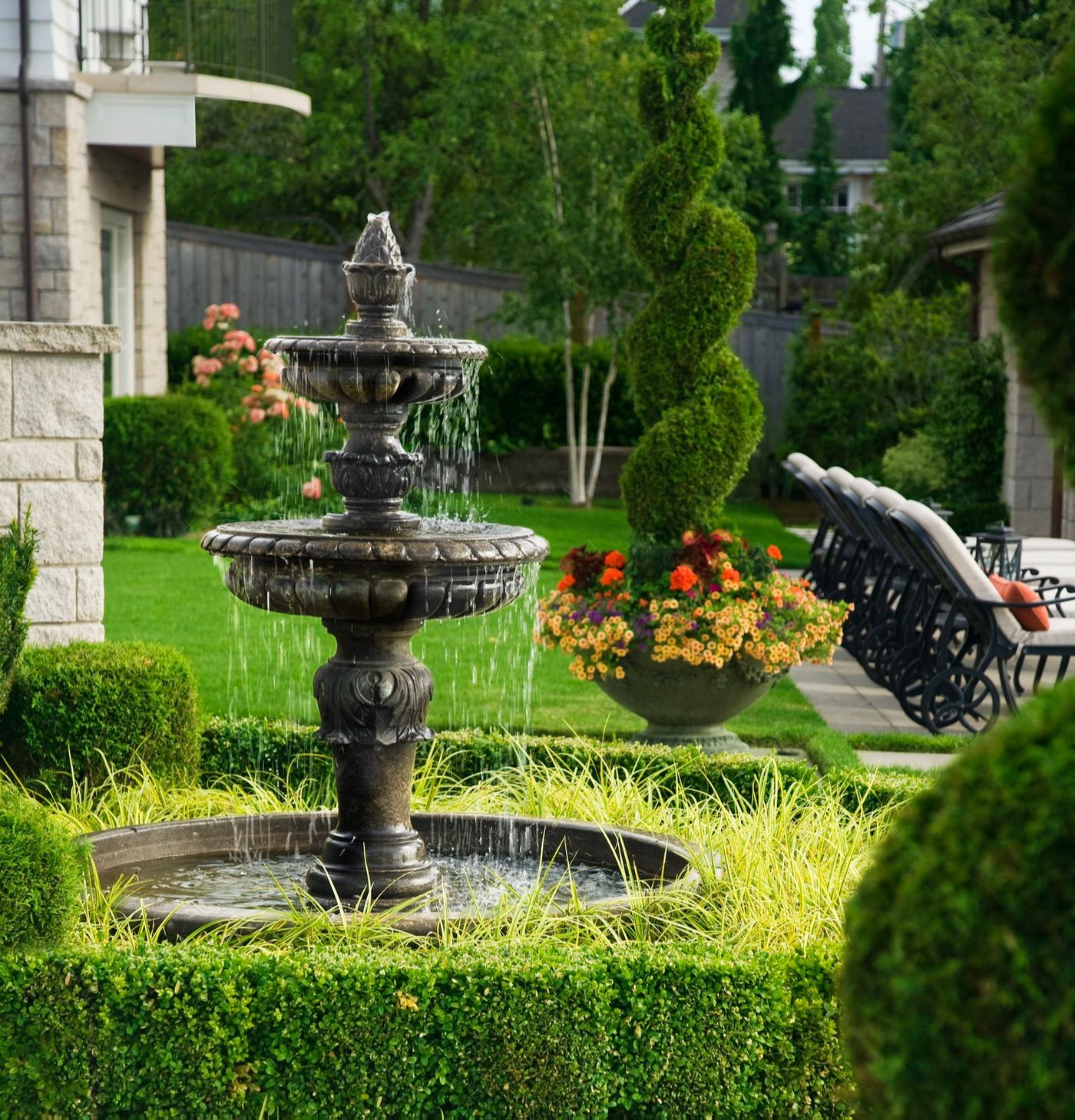 Bespoke outdoor water fountain contracting works